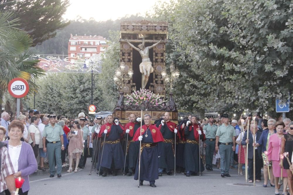 Un Cristo entre el fervor de la multitud. // Santos Álvarez