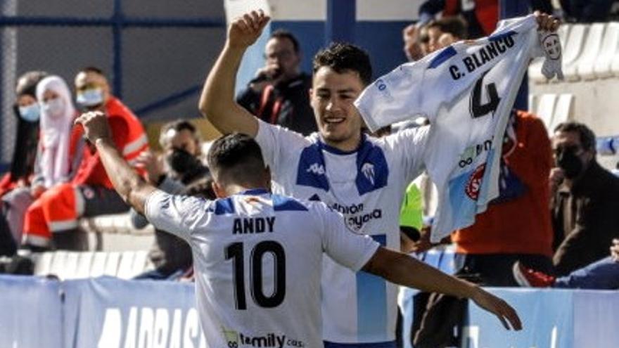 Primi levanta la camiseta del lesionado Blanco mientras Andy Escudero acude a abrazar al central por su gol.