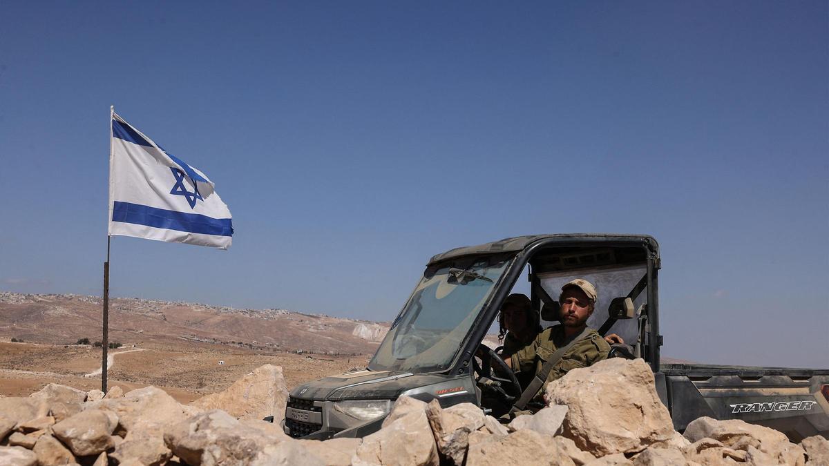 Un colono israelí con ropa militar en una aldea al sur de Yatta, en la Cisjordania ocupada.