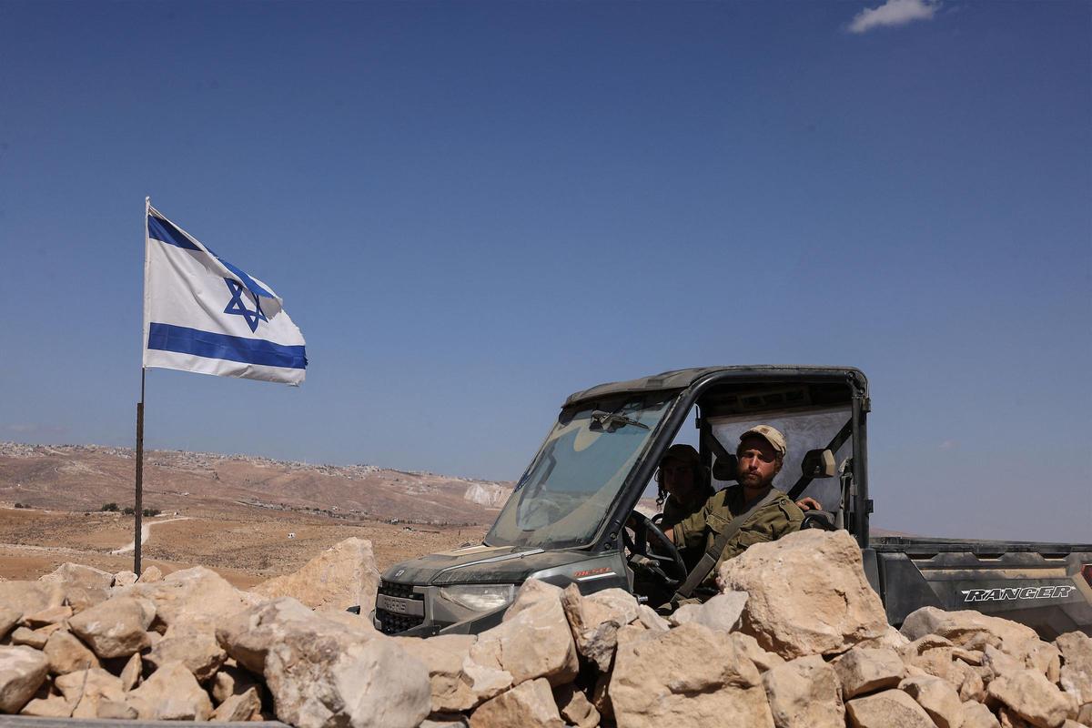 Un colono israelí con ropa militar en una aldea al sur de Yatta, en la Cisjordania ocupada.