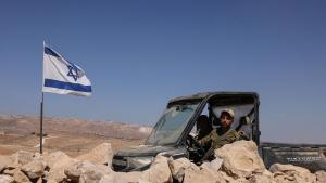 Un colono israelí con ropa militar en una aldea al sur de Yatta, en la Cisjordania ocupada.