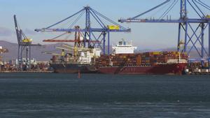 Buques repletos de contenedores en el puerto de València, este jueves.