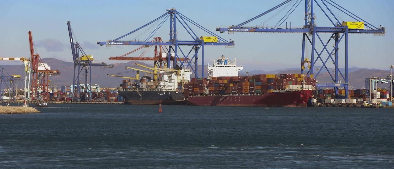 Buques repletos de contenedores en el puerto de València, este jueves.