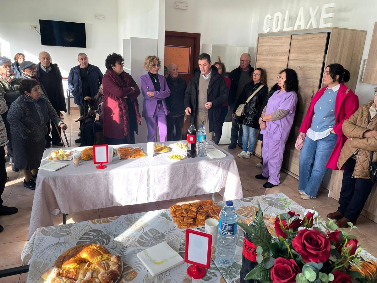 O alcalde coa veciñanza na nova Casa do Maior da Campara.