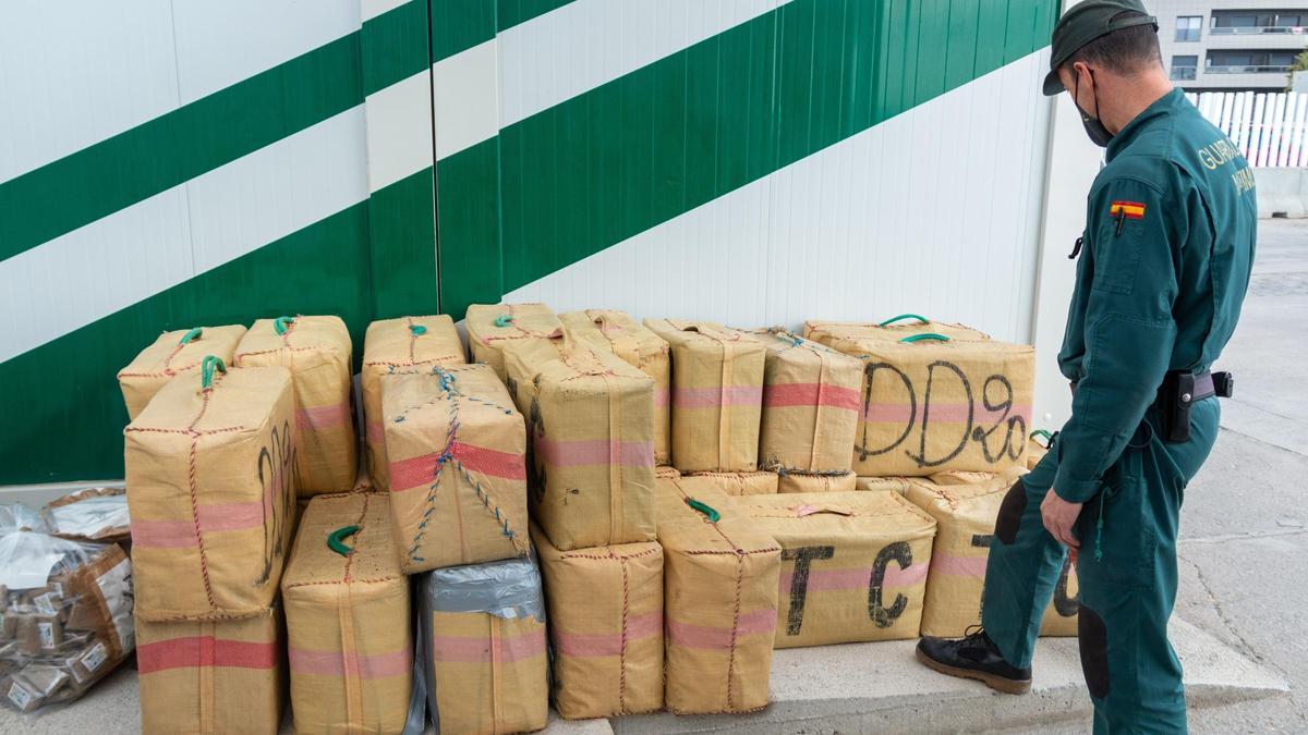 Un guardia civil ante un alijo de droga.