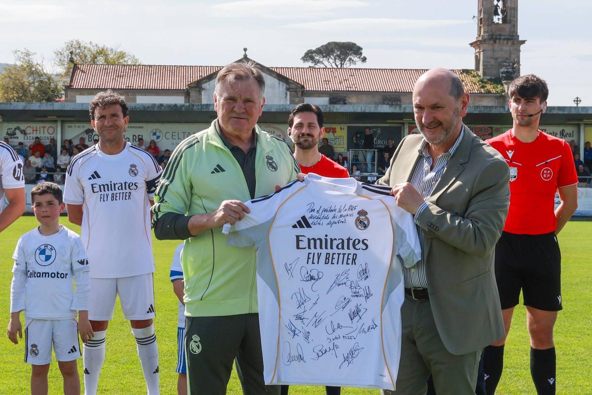 Camacho entrega una camiseta a Louzán.