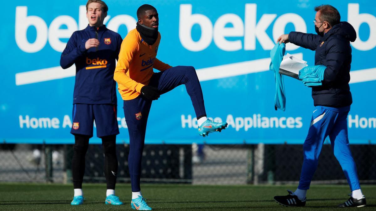 Òscar Hernández, el segundo entrenador, entrega un peto a Dembélé junto a Frenkie de Jong.