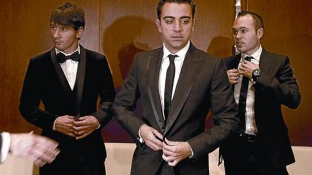 De gala. Messi, Xavi e Iniesta se ajustan los trajes antes de acudir a la fiesta de la FIFA en Zúrich.