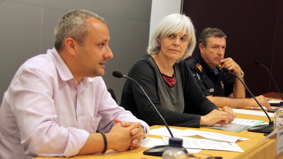 La alcaldesa de Badalona, Dolors Sabater, acompañada por el teniente de alcalde Àlex Mañas, y el superintendente de la Guardia Urbana, Conrado Fernández.