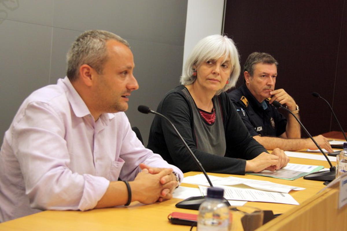 La alcaldesa de Badalona, Dolors Sabater, acompañada por el teniente de alcalde Àlex Mañas, y el superintendente de la Guardia Urbana, Conrado Fernández.