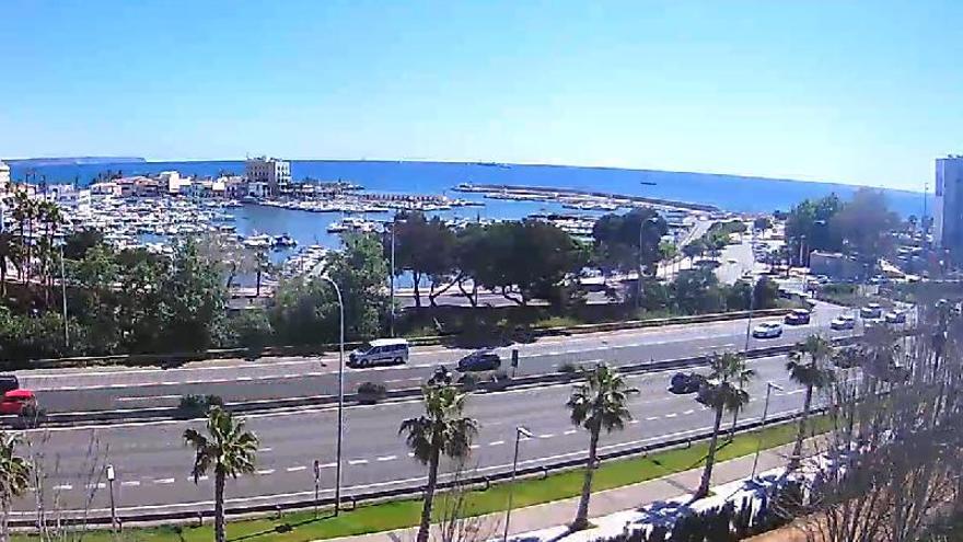 Auch der Blick aus dem Fenster der Mallorca Zeitung auf den Hafen von Portitxol macht heute Spaß.