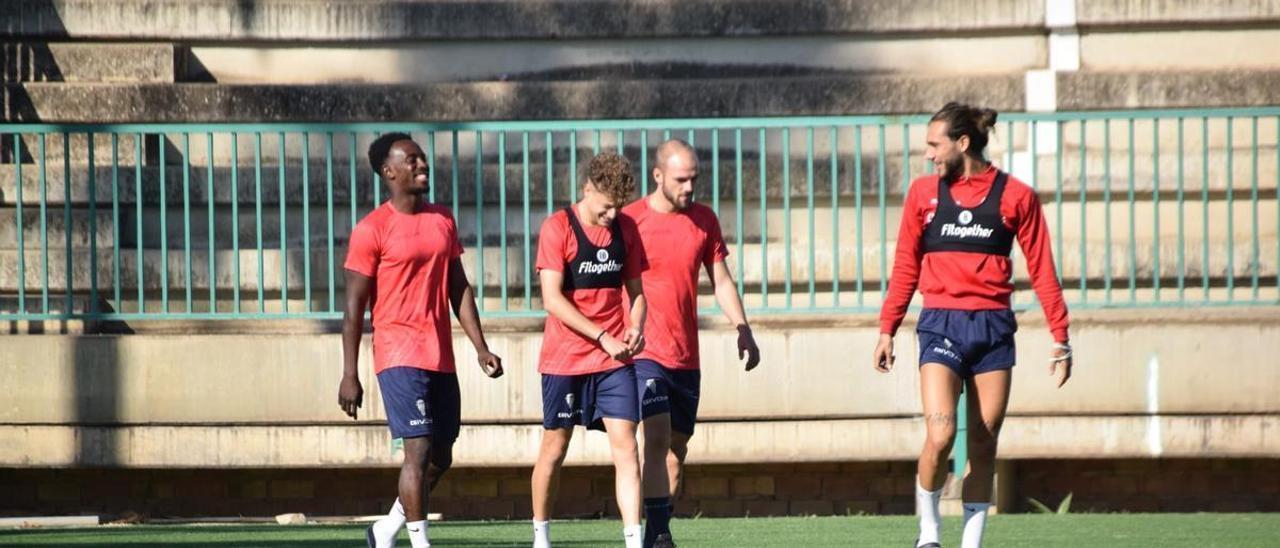 Simo Bouzaidi, este viernes, bromea con varios compañeros durante el entreno del Córdoba CF.