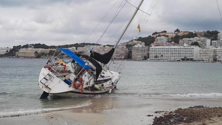 In Santa Ponça strandete wegen des Winds ein Segelboot.