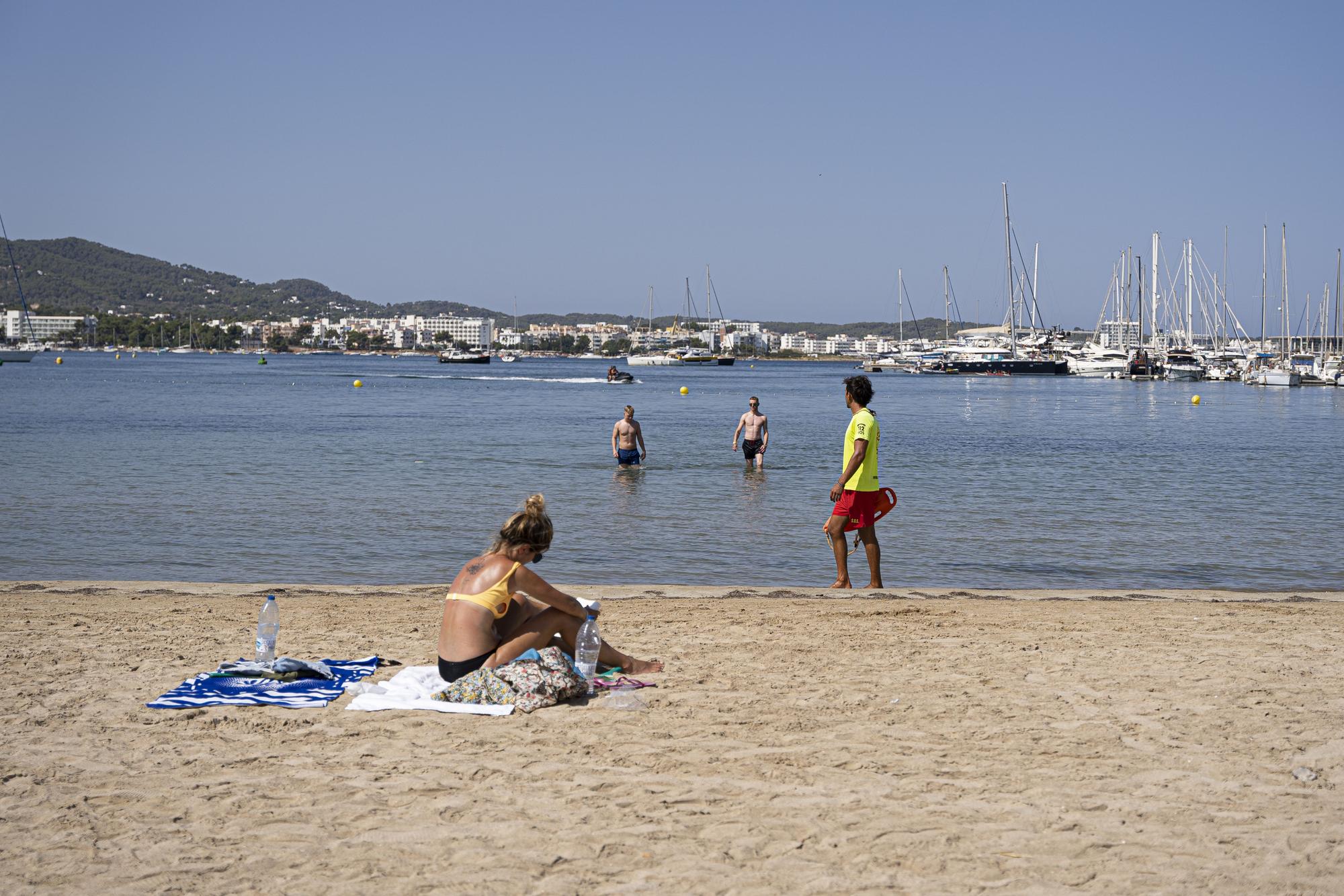 Reabierta la playa de s'Arenal cerrada por vertidos fecales