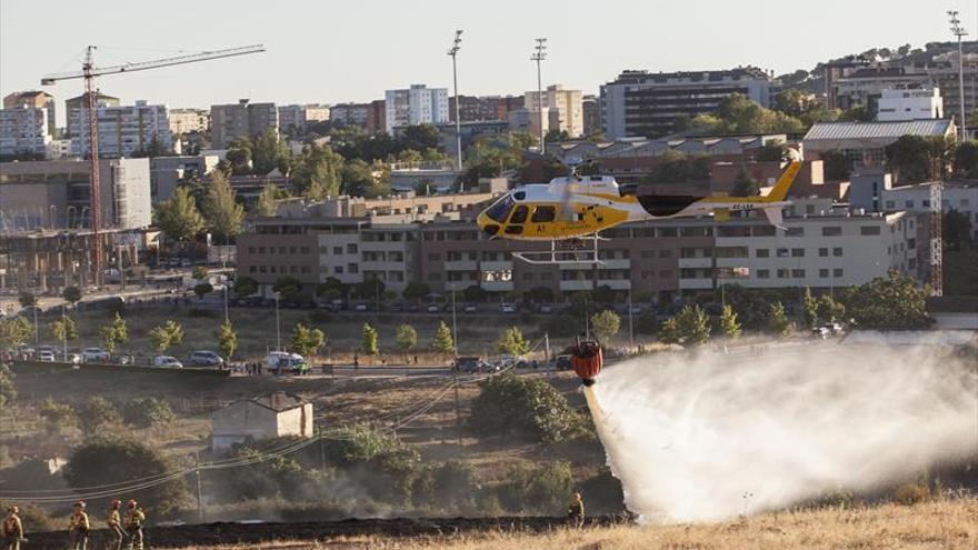 Un incendio quema pastos entre la Ribera del Marco y el Amparo