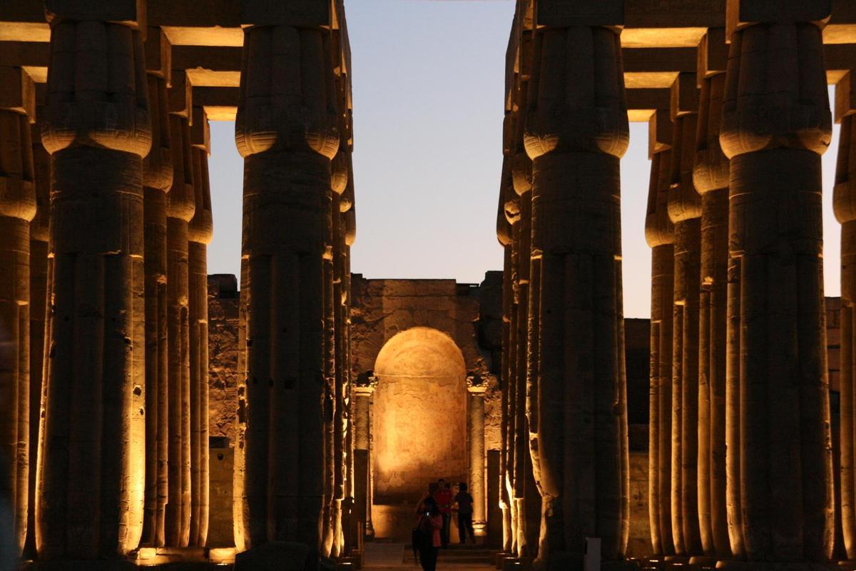 El templo de Luxor iluminado.