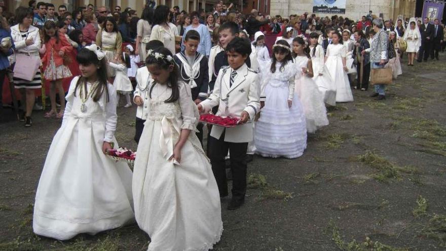 Salida de las niñas y niños de primera comunión de la iglesia de San Julián.