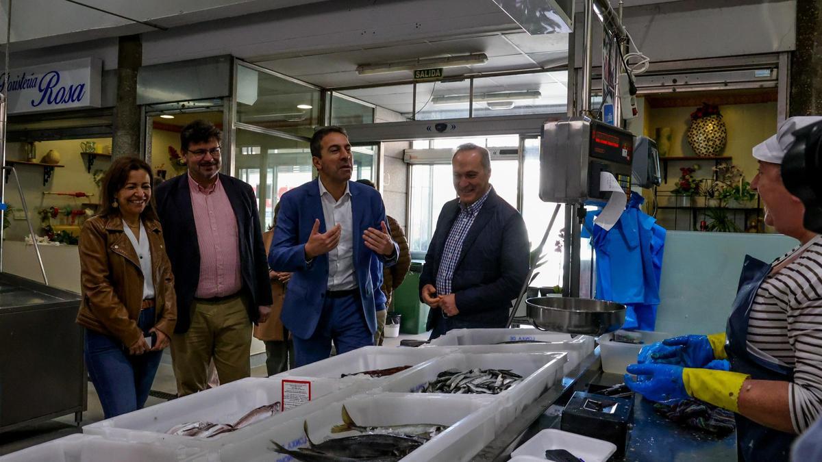 De visita en la plaza de abastos de Dena (Meaño)
