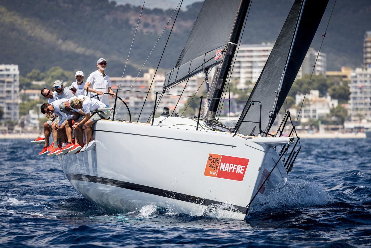 El rey Felipe Vi a bordo del Aifos, en la tercera etapa de regata de la Copa de vela.