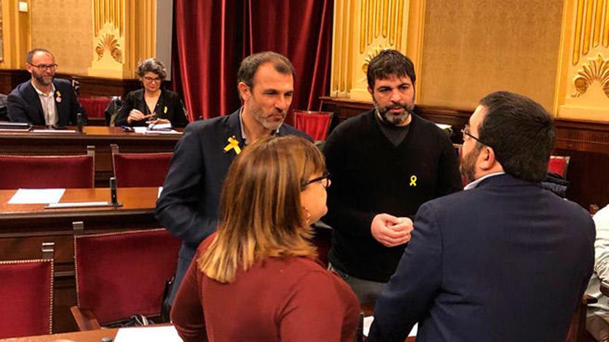 Més luce lazos amarillos en el Parlament por el inicio del juicio al procés