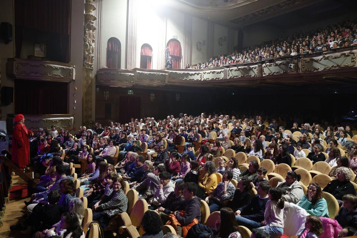 Público en el Teatro Jovellanos, en la representación de "Soc" por la compañía de teatro MARTA SITJA en la clausura de FETEN 2026.