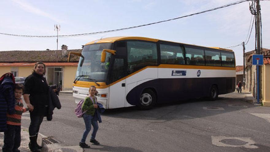 Alumnos y padres &quot;se juegan la vida  a diario&quot; para ir en autobús al colegio