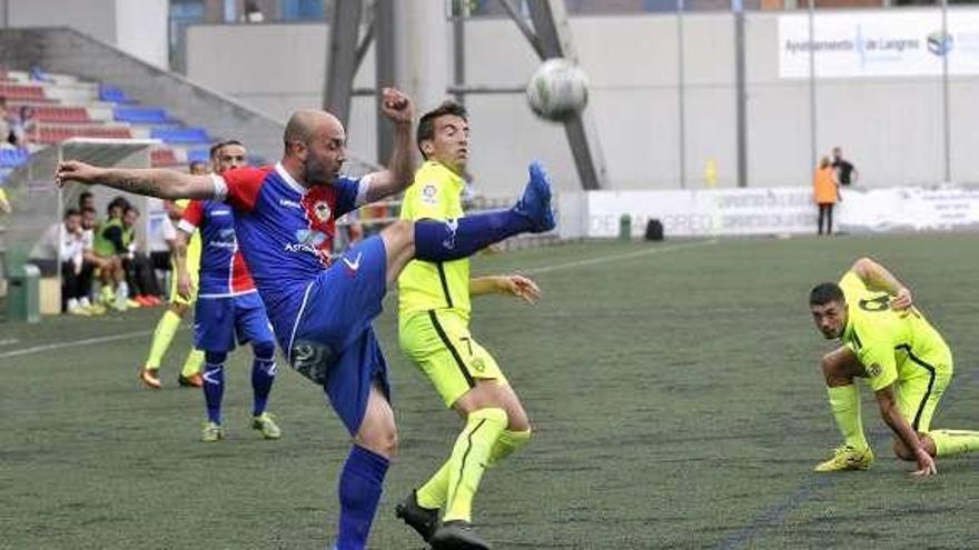 Dani López despeja el balón en el duelo ante el Almería B.