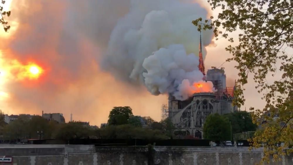 Un incendi crema Notre Dame de París