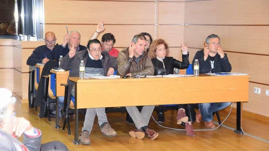 José Ferveza, a la derecha, con el grupo del PP en un pleno reciente de la corporación moañesa. // G.N.