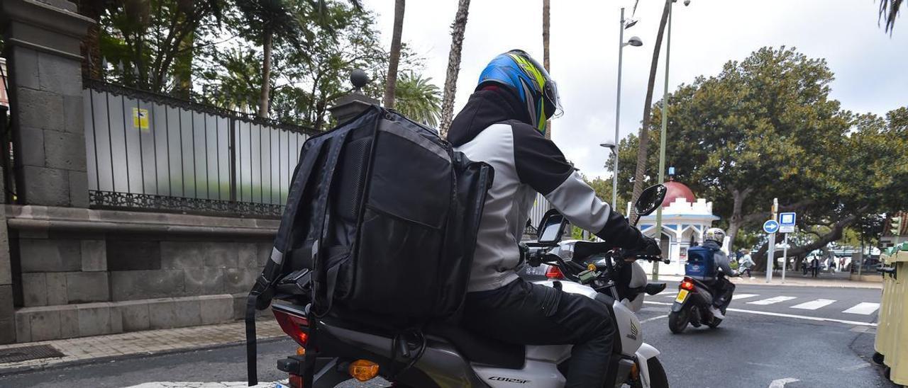 Un ‘rider’ de UberEats circula por una calle de la capital grancanaria.