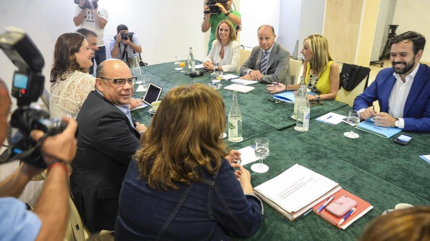 Los negociadores de Coalición Canaria y el Partido Popular, en la reunión de hoy en la capital grancanaria.