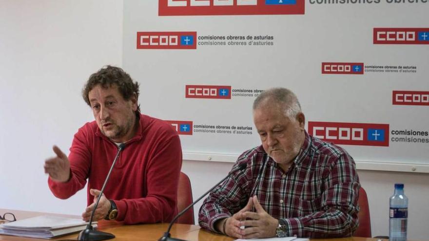 Alfredo García, a la izquierda, y Antonio Pino, ayer, en la sede de CC OO en Oviedo.