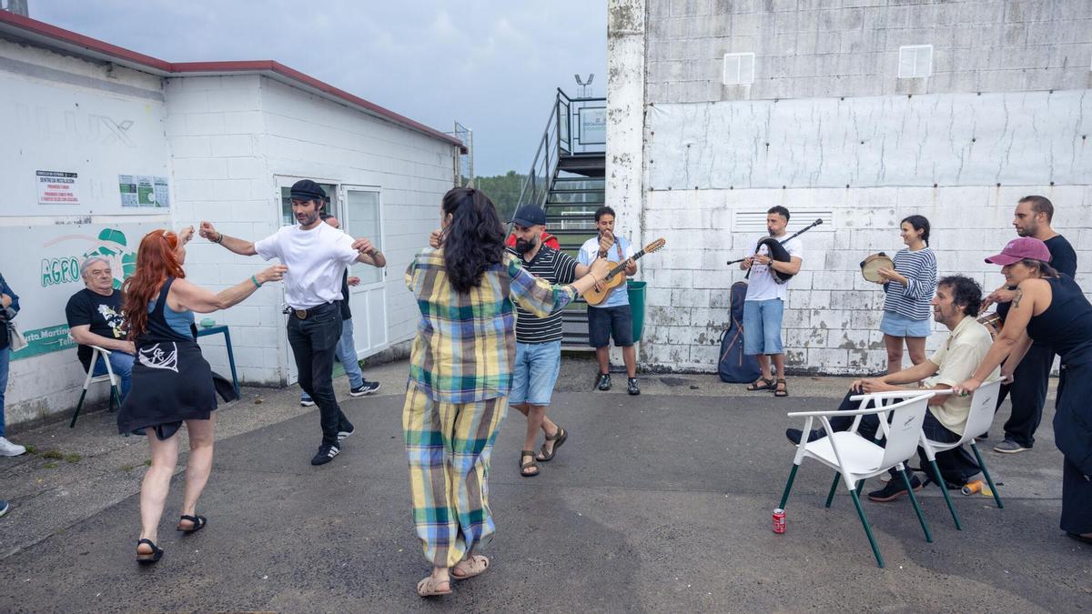 El temporal acabó con el festival, pero no con la fiesta: músicos y asistentes improvisaron una foliada que mantuvo vivo el espíritu del Folk de Raíz.