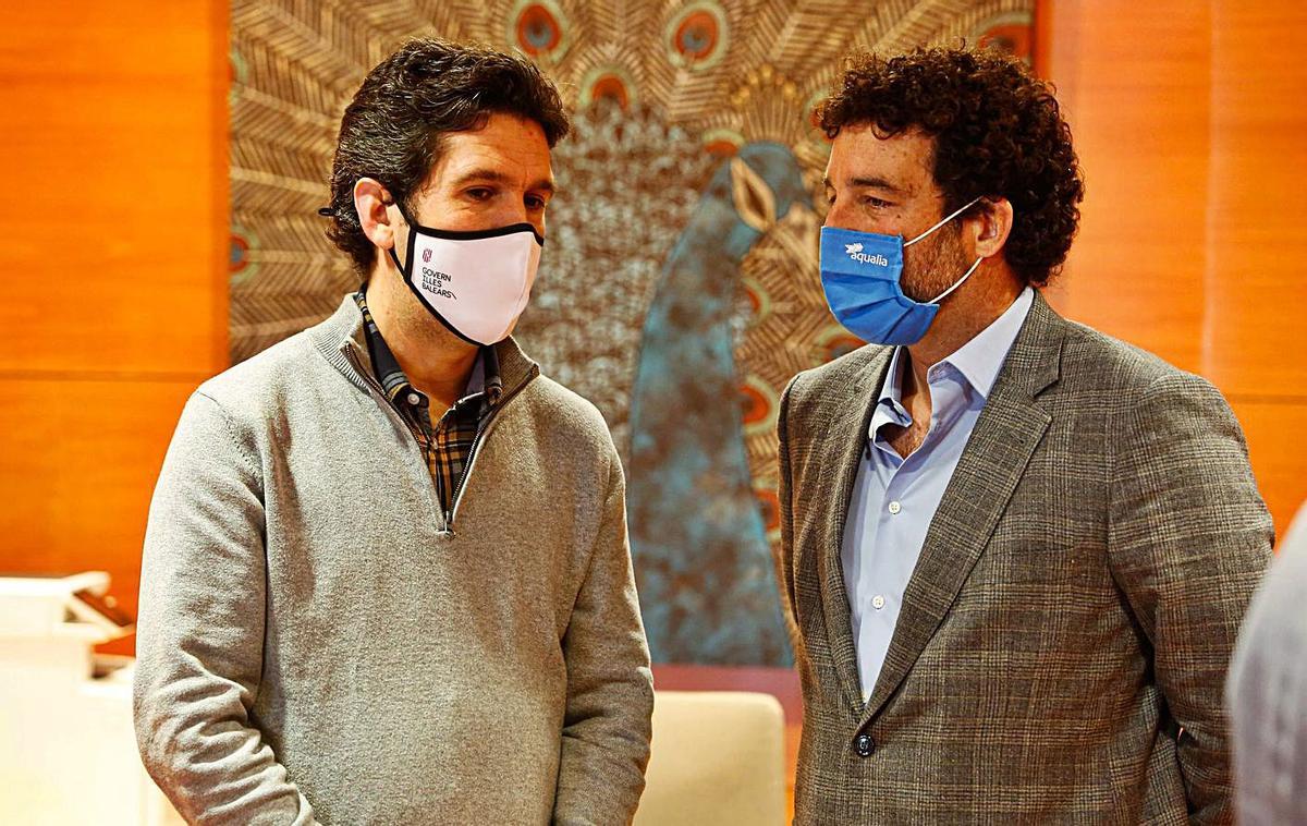 Juan Calvo y Pedro Puigdengoles charlan antes del debate del Día del Agua. |