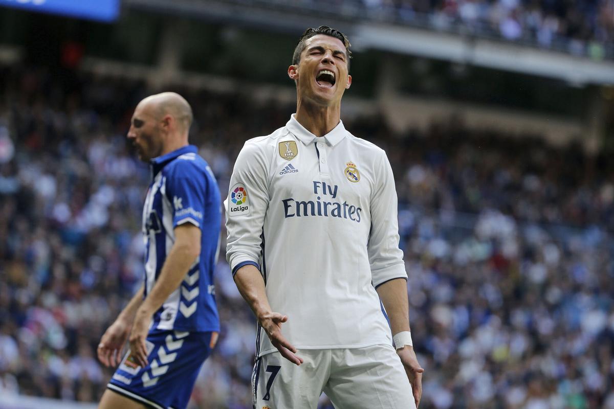 El delantero portugués del Real Madrid Cristiano Ronaldo (d) junto al delantero del Deportivo Alavés Gaizka Toquero durante la temporada 2016/2017.