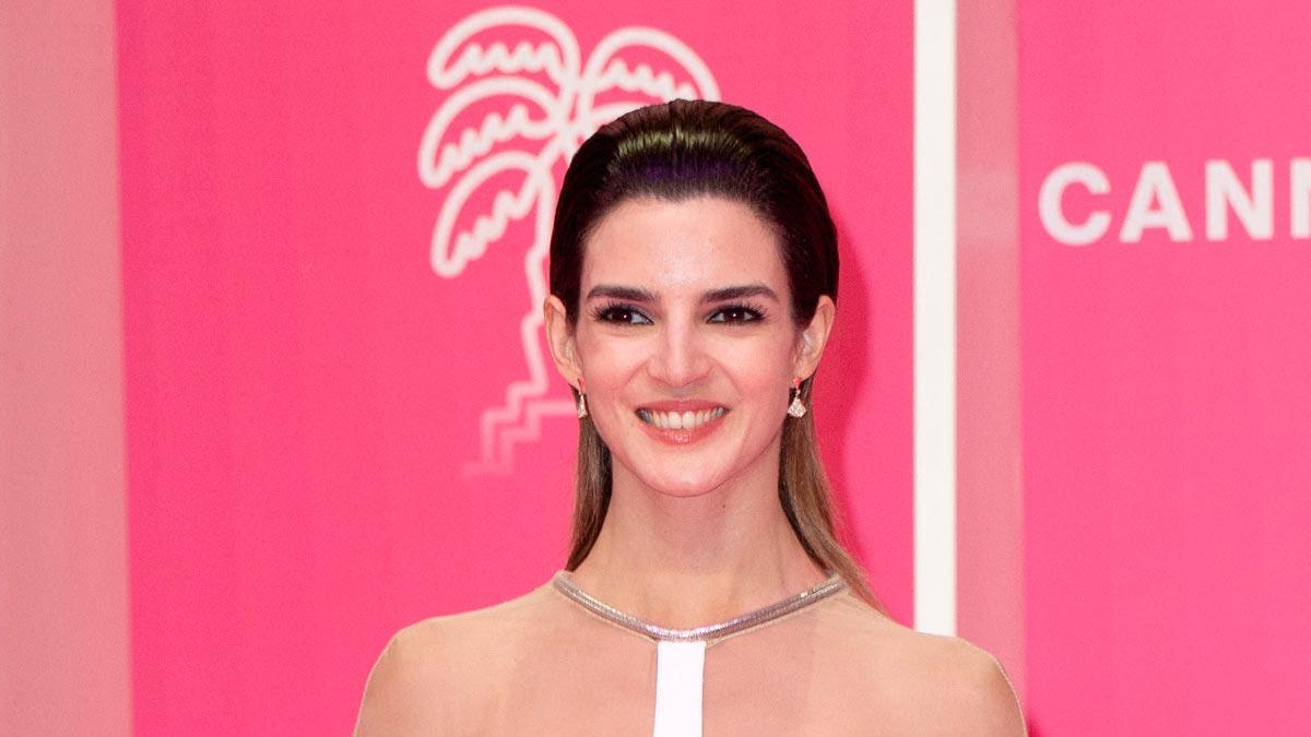 El peinado 'efecto wet' de Clara Lago en el Festival de Series de Cannes