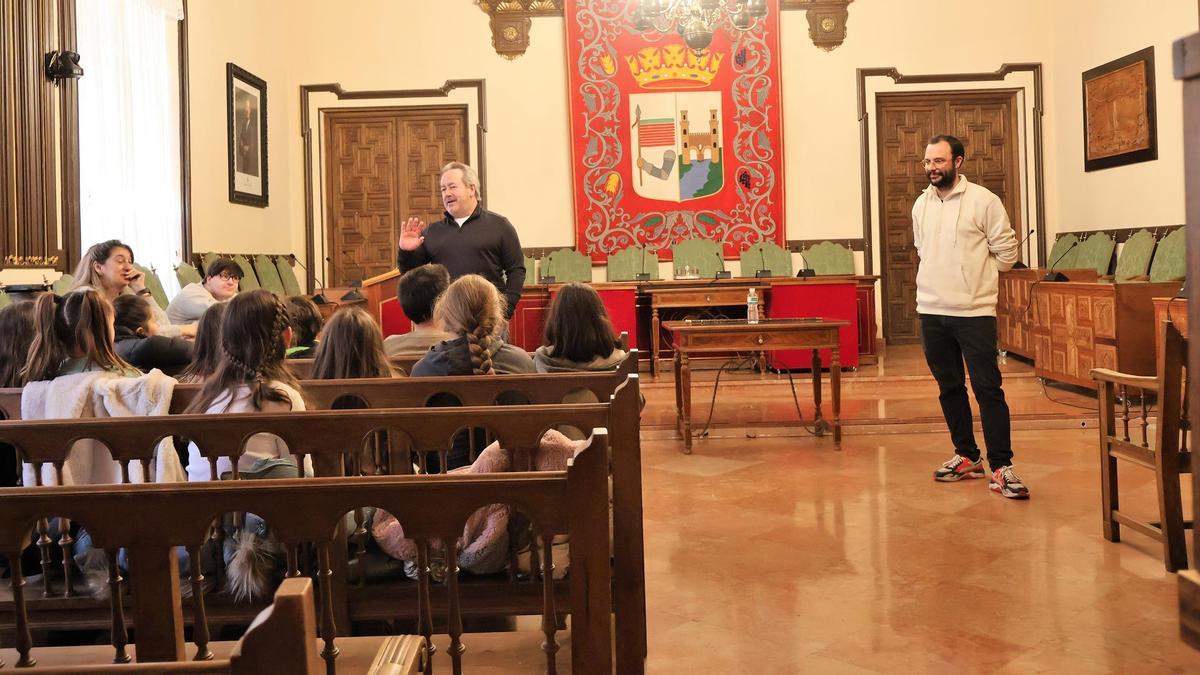 El alcalde, Francisco Guarido, explica la labor municipal a alumnos del colegio Gonzalo de Berceo.