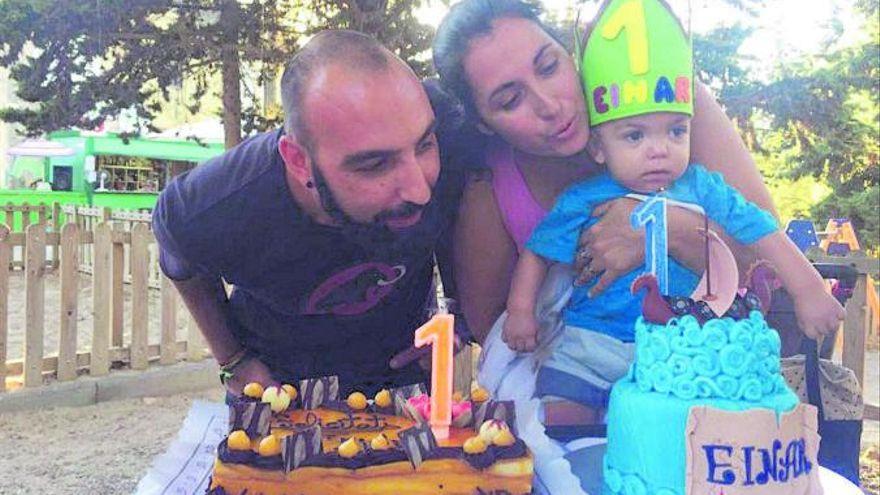 David y Mireia celebran por todo lo alto un año de vida de su pequeño Einar, que falleció con 19 meses.