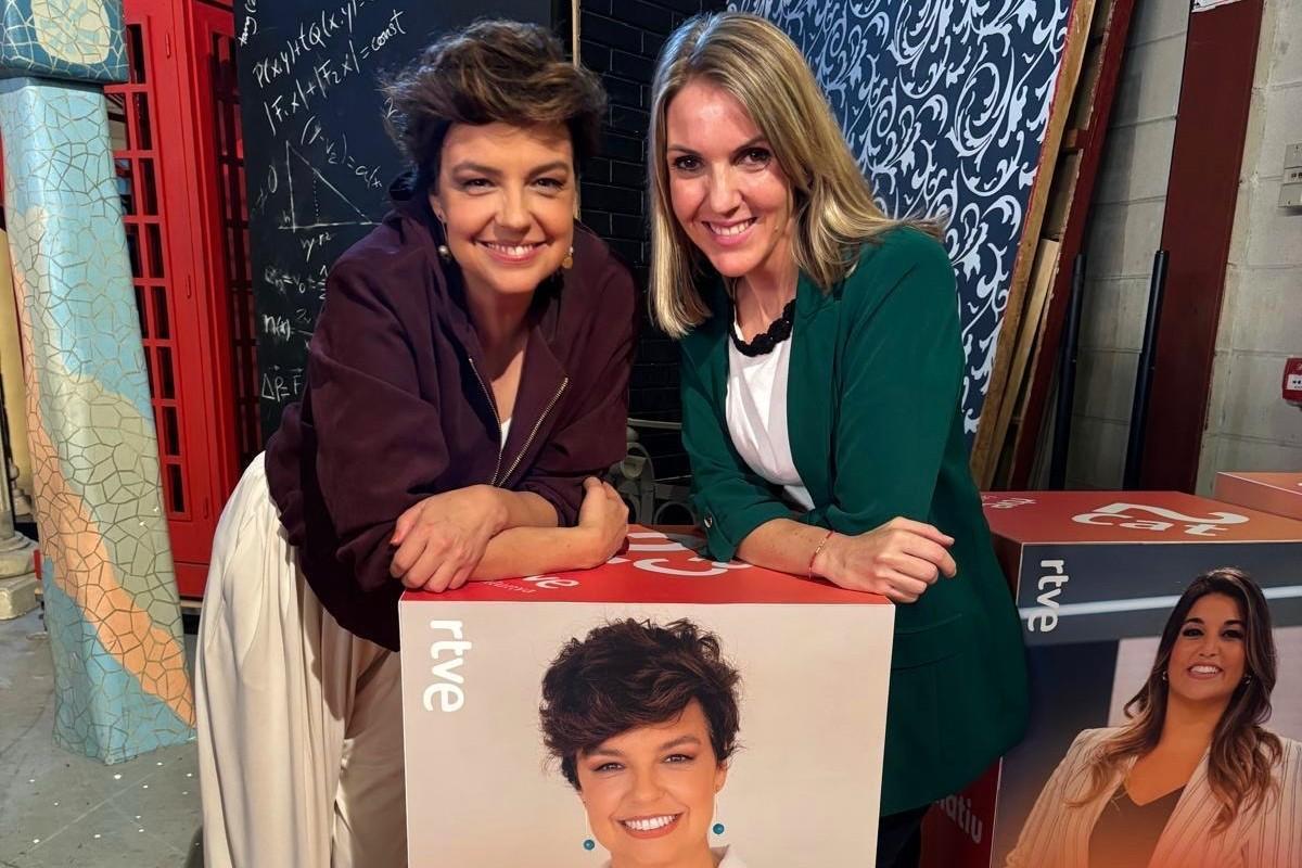 La presentadora del ‘Segon café’ de 2 Cat, Cristina Villanueva, con la codirectora del programa de RTVE, Isa Ojeda.
