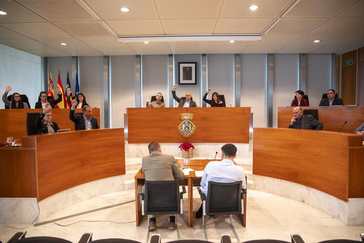 Votación durante el pleno del Consell.