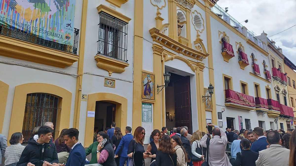 Cientos de personas hacen cola en la calle Pureza para entrar en la capilla de los Marineros y ver al Cristo de las Tres Caídas y a Nuestra Señora de la Esperanza. La hilera de fieles llega hasta la plaza del Altozano y gira por la calle Fabie.