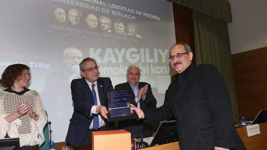 Dogan Tiliç recibe el premio de manos del rector de la UMA, José Ángel Narváez.