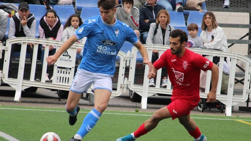 Un lance del partido del Olímpic en el campo del Independiente de Alicante.