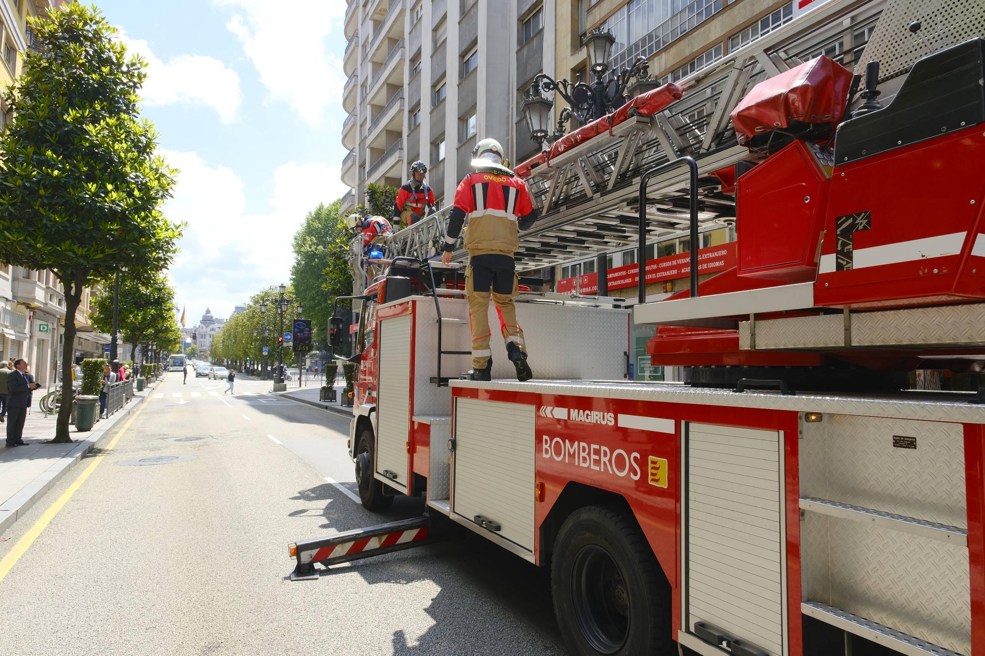 Alarme en la calle Uría de Oviedo por la caída de cascotes en plena vía pública