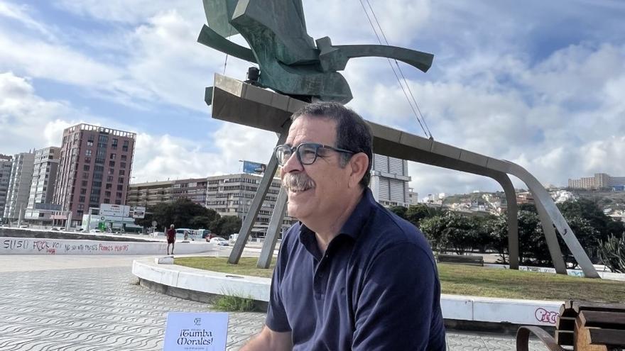 Pepe Alvarado, junto a un ejemplar de &#039;¡Tumba Morales!&#039;, junto al Monumento a la Vela Latina en la Avenida Marítima.