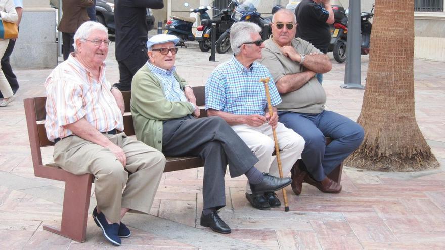 Jubilados sentados en un banco. |  E. P.