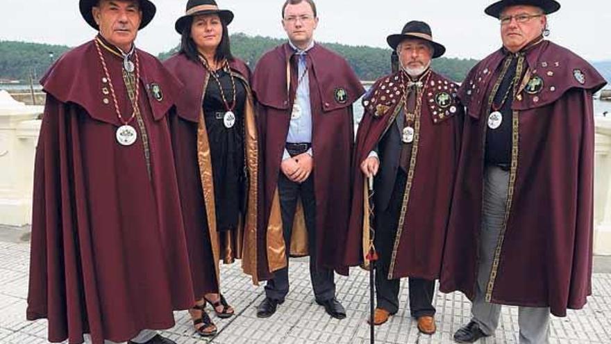 Jesús Paz, segundo por la derecha, junto a otros cofrades en la Festa da Ameixa de Carril.  // Iñaki Abella