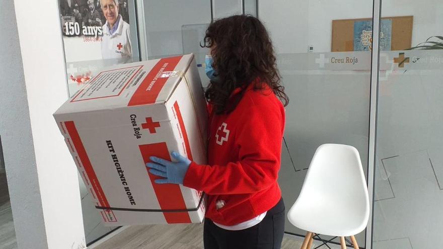 Una voluntària de la Creu Roja entregant un kit d&#039;ajuda