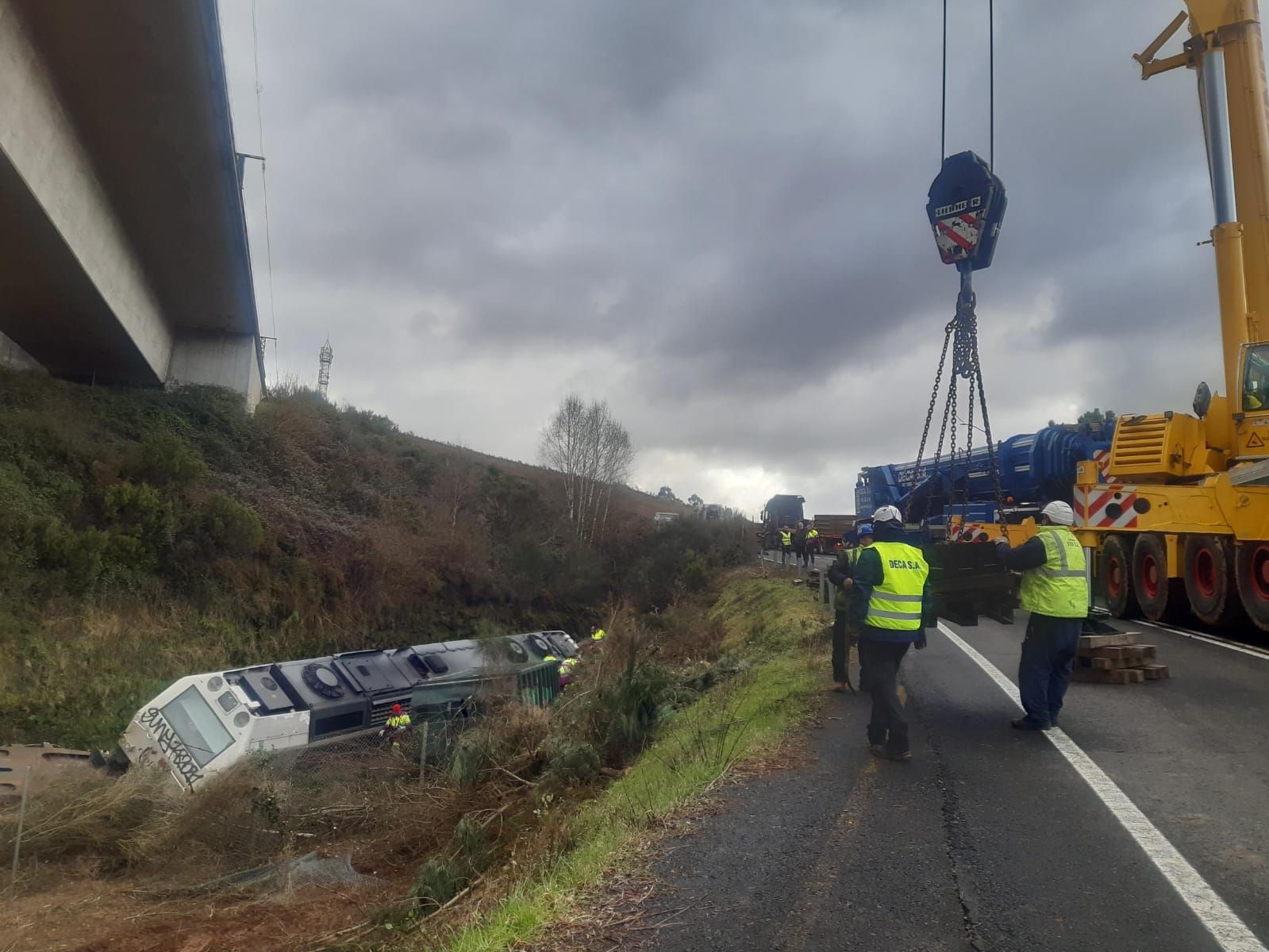 Retiran de la vía el tren descarrilado en Lalín