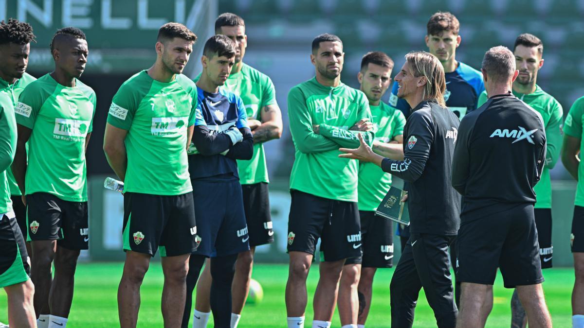 Sebastián Beccacece hablando con sus jugadores, durante su primera sesión como nuevo entrenador del Elche